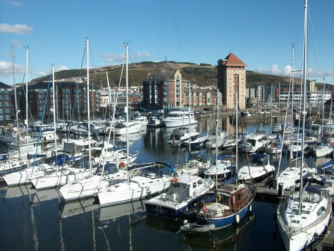 Flat Abernethy Quay in Swansea