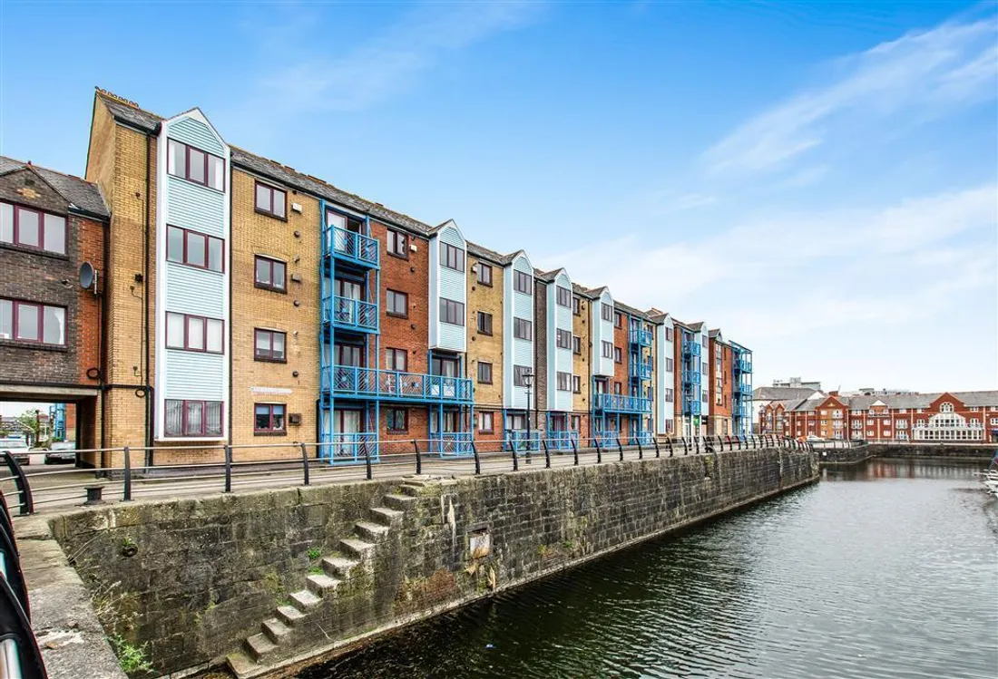 Flat Abernethy Quay in Swansea