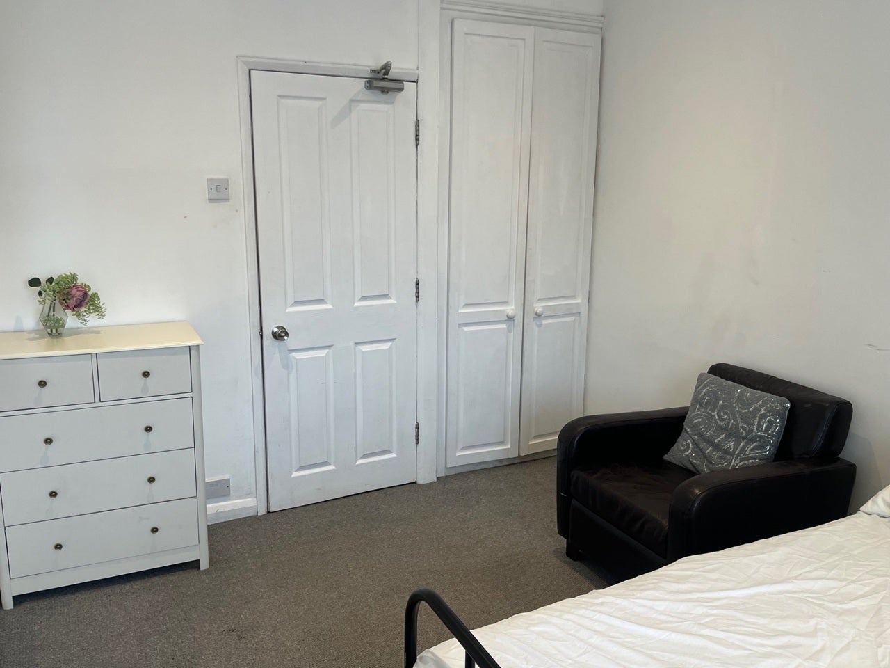Room Colonial Road in Slough