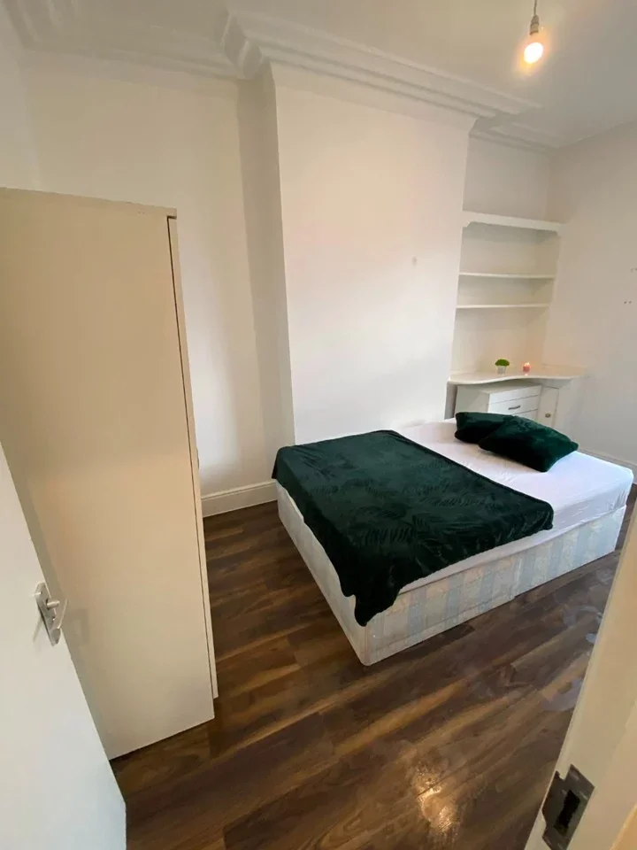 Room Chamberlayne Road in Greater London