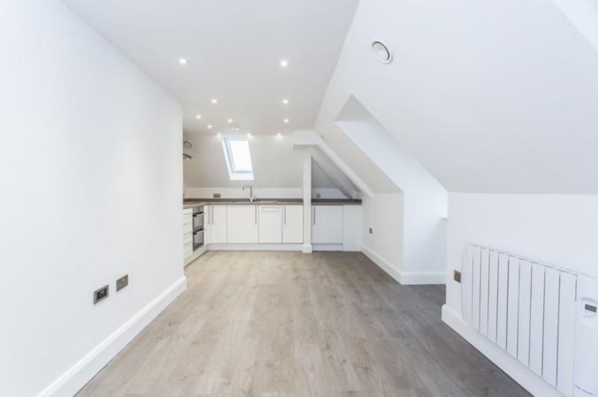 Flat Kings Avenue in Greater London