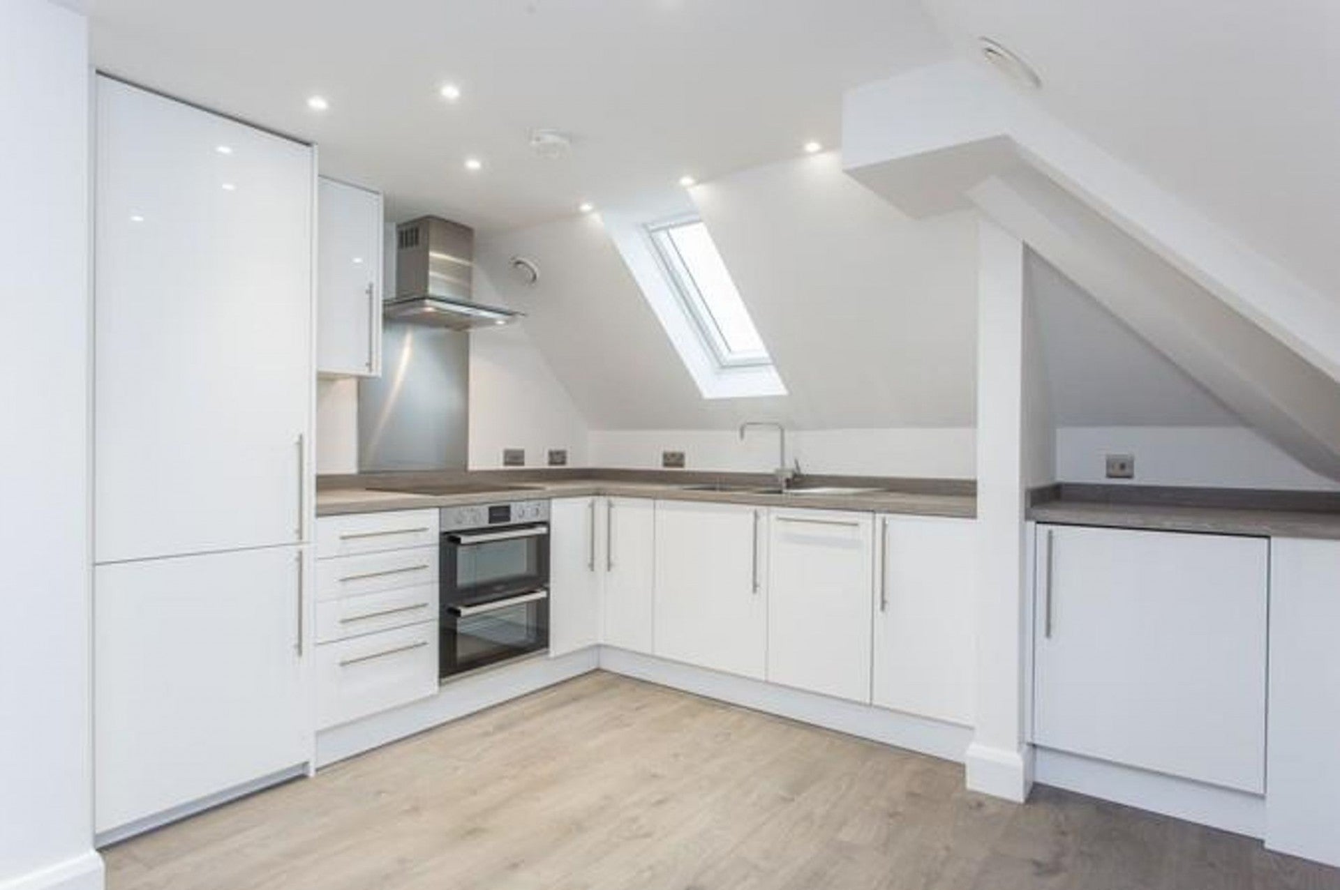 Flat Kings Avenue in Greater London