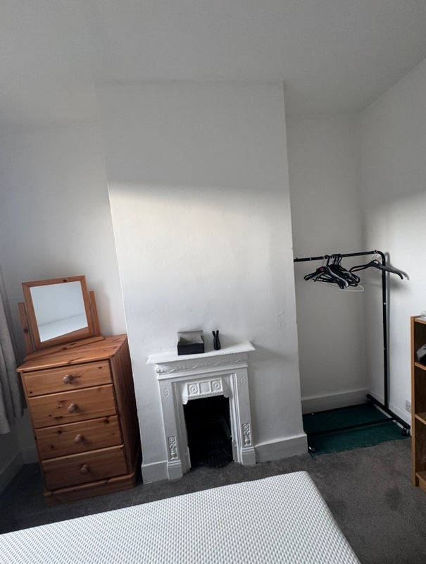 Room Kimberley Road in Greater London