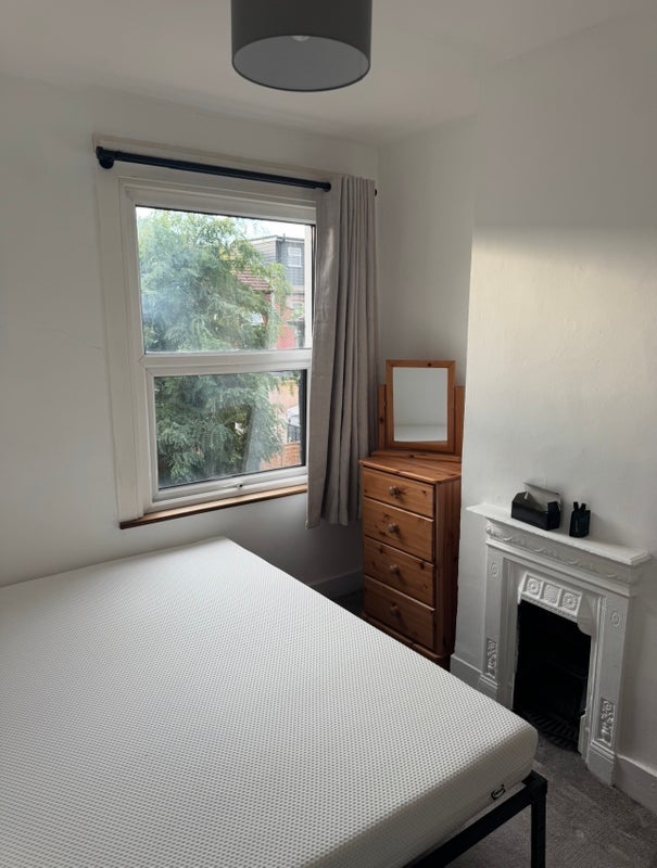 Room Kimberley Road in Greater London