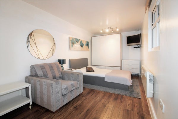 Flat Sheringham Avenue in London