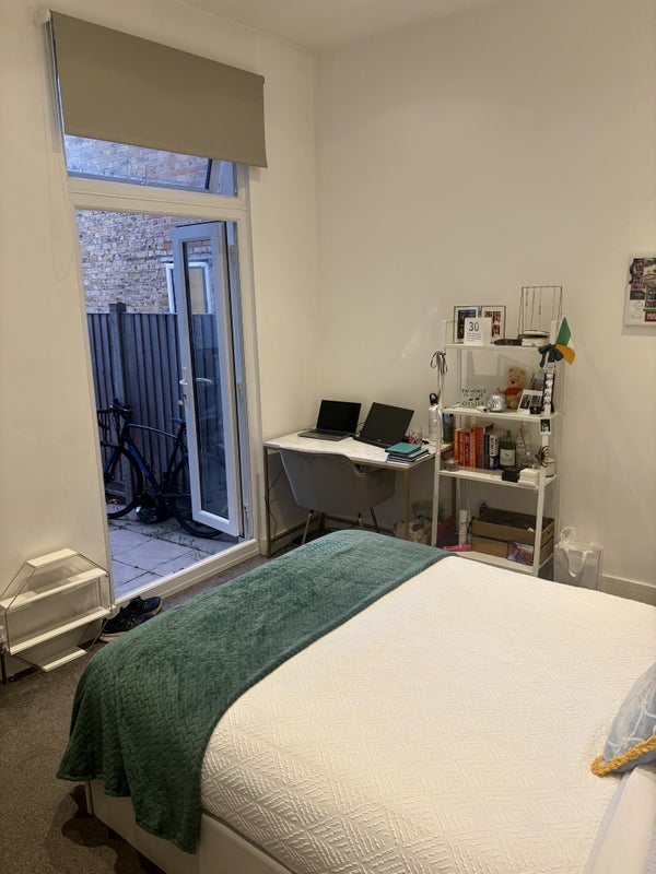Flat Elmfield Road in Greater London