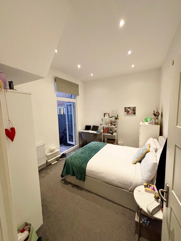 Flat Elmfield Road in Greater London