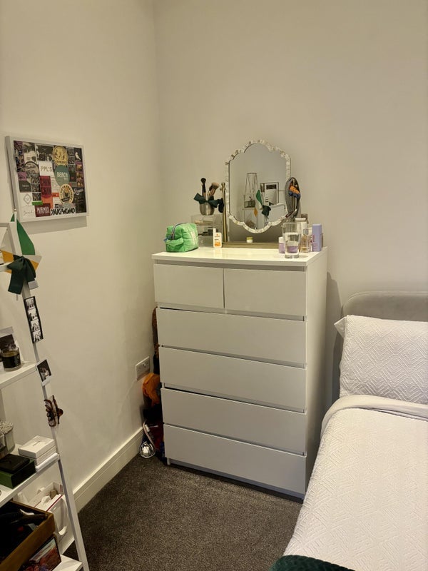 Flat Elmfield Road in Greater London