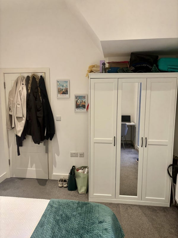 Flat Elmfield Road in Greater London