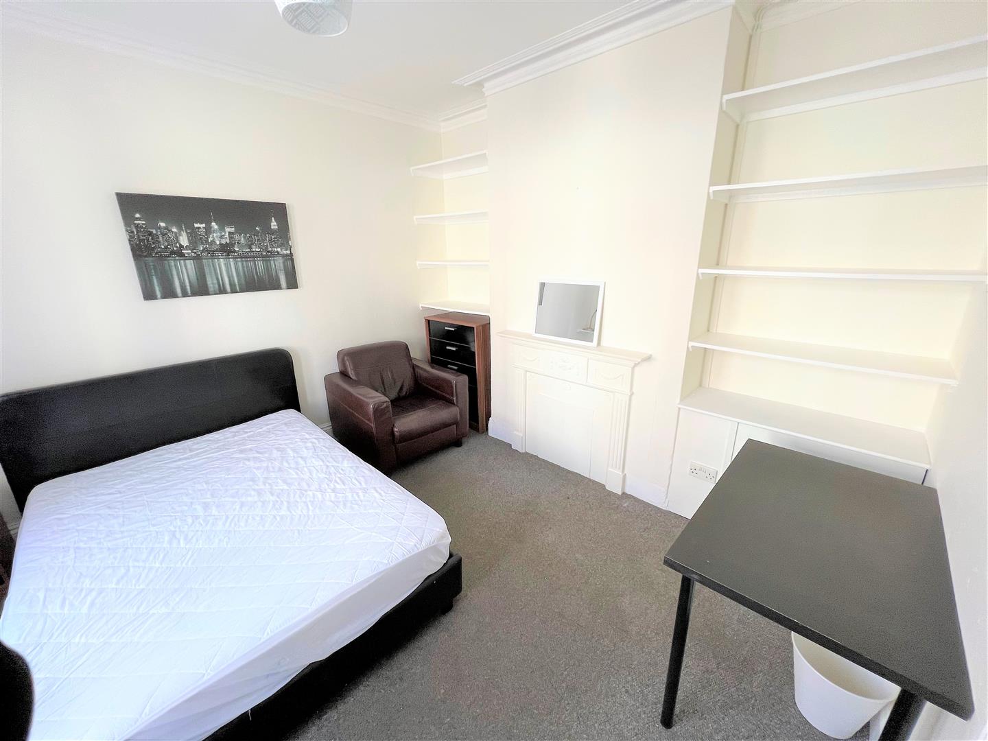 Room Lowcay Road in Portsmouth