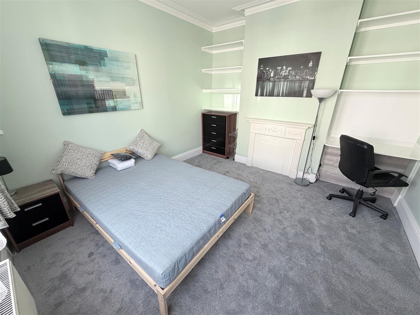 Room Lowcay Road in Portsmouth