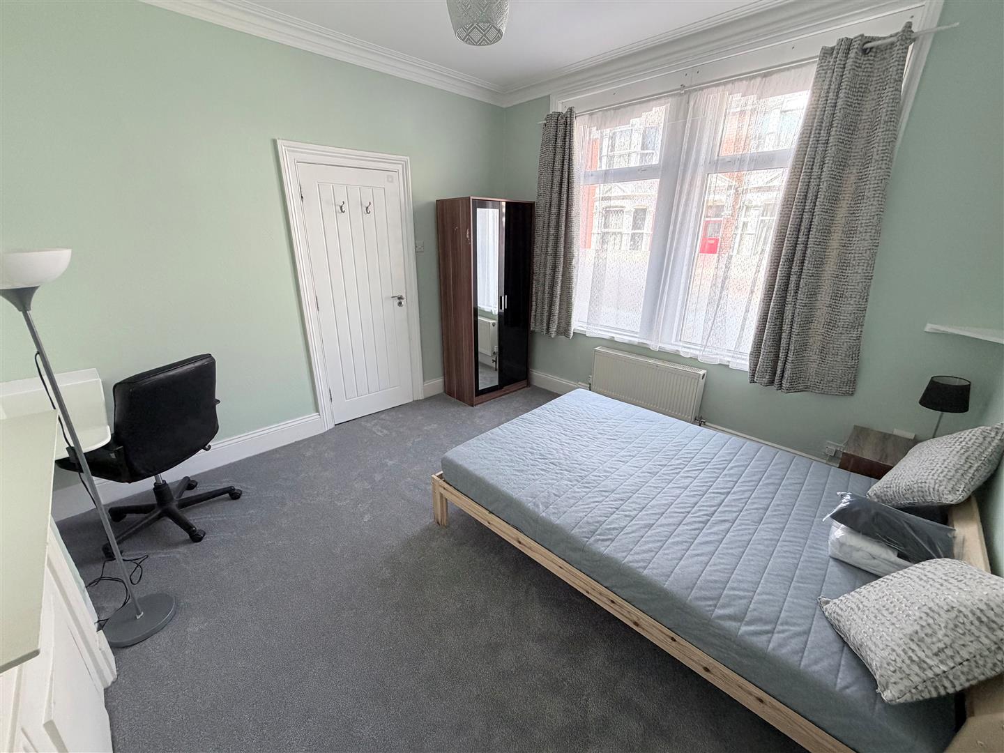 Room Lowcay Road in Portsmouth