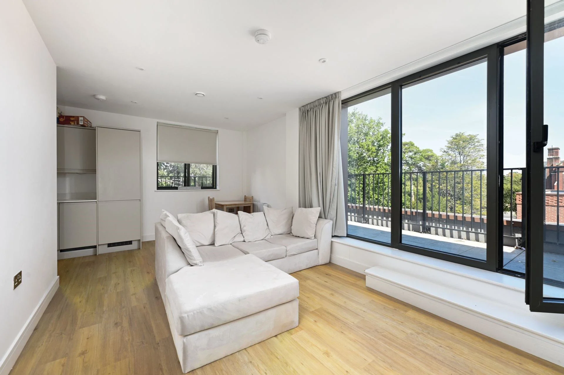 Flat Farnborough Road in Rushmoor
