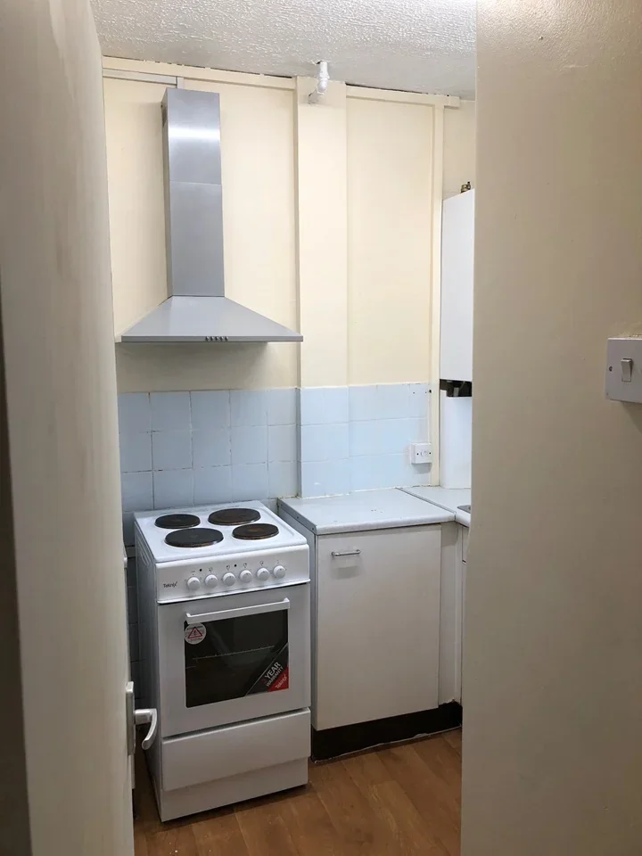 Room Australia Road in Greater London