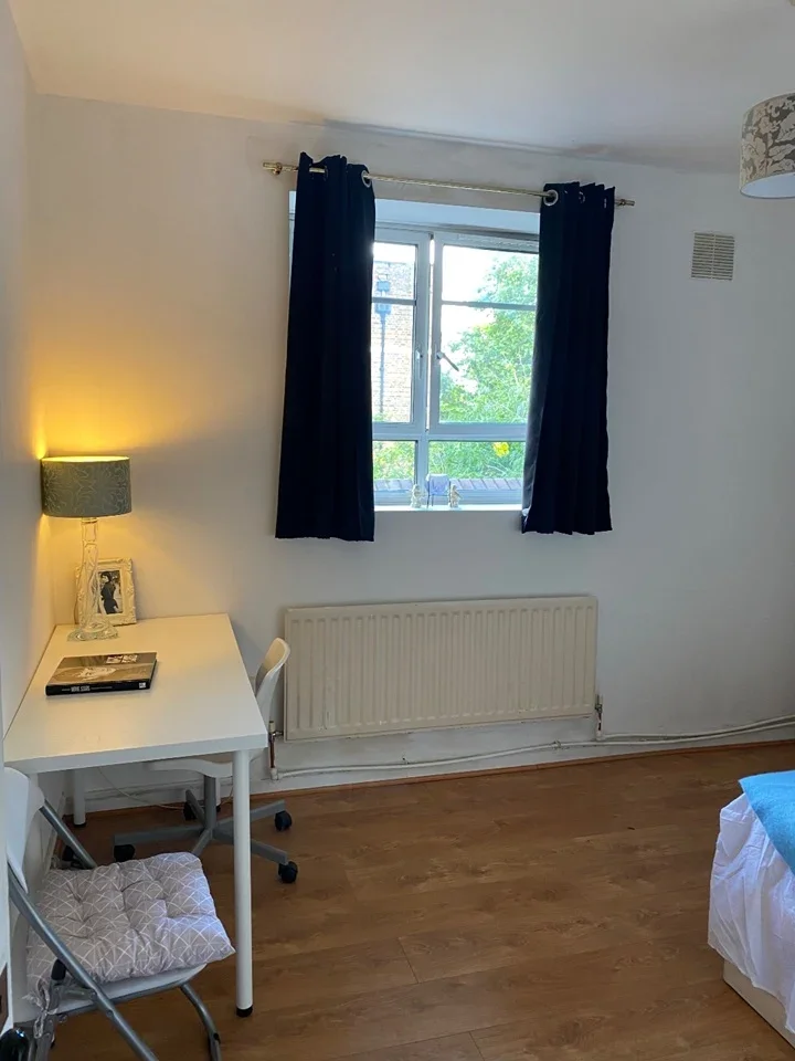 Room Australia Road in Greater London
