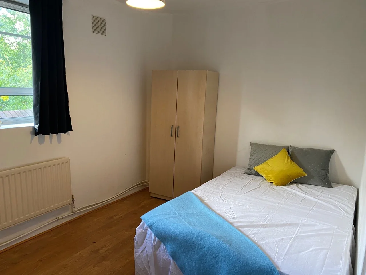 Room Australia Road in Greater London