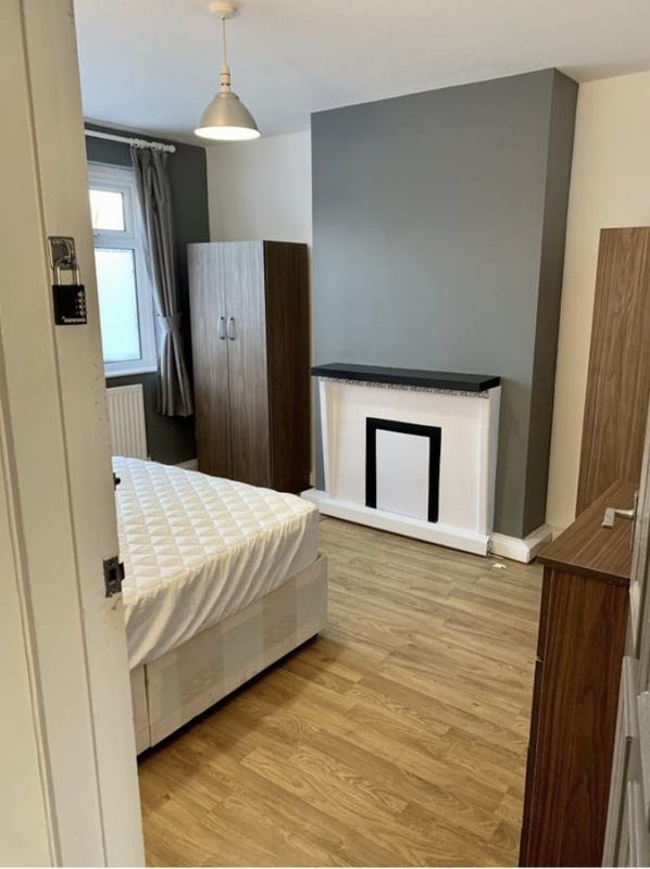 Room Shelbourne Road in Greater London