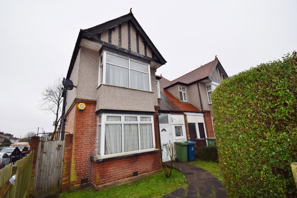 Flat Pinner Road in Greater London
