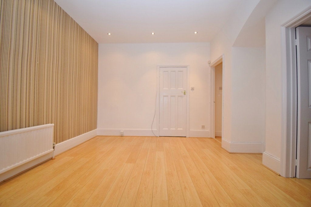Flat Pinner Road in Greater London