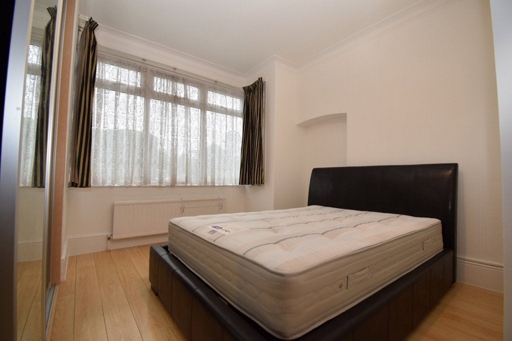 Flat Pinner Road in Greater London