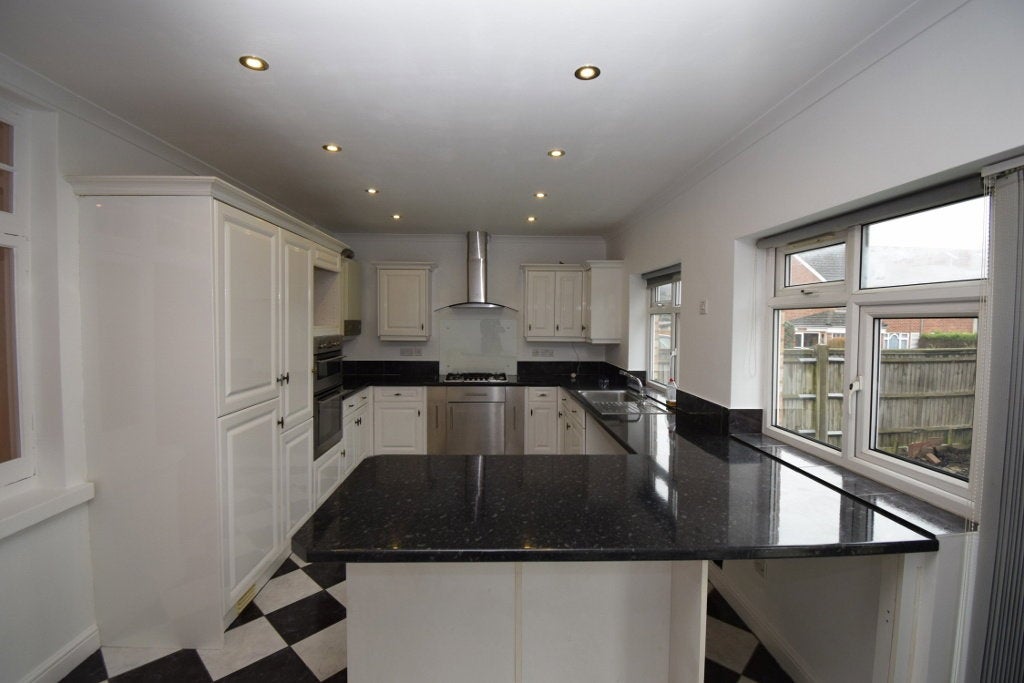 Flat Pinner Road in Greater London
