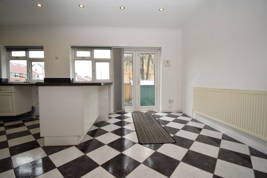 Flat Pinner Road in Greater London