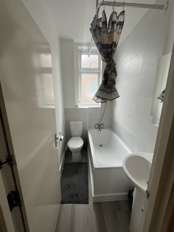 Room Mount Ephraim Road in Greater London