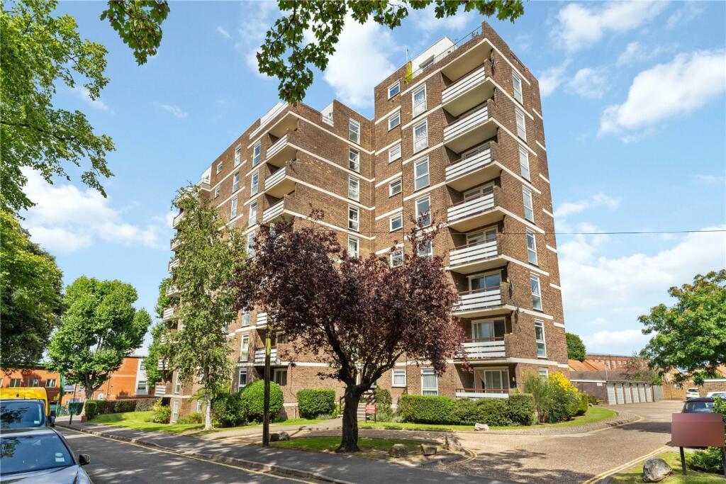 Flat Greyhound Road in Greater London