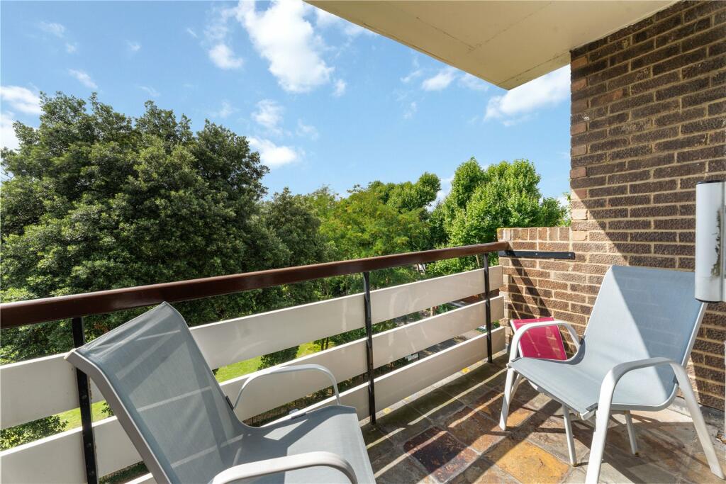 Flat Greyhound Road in Greater London