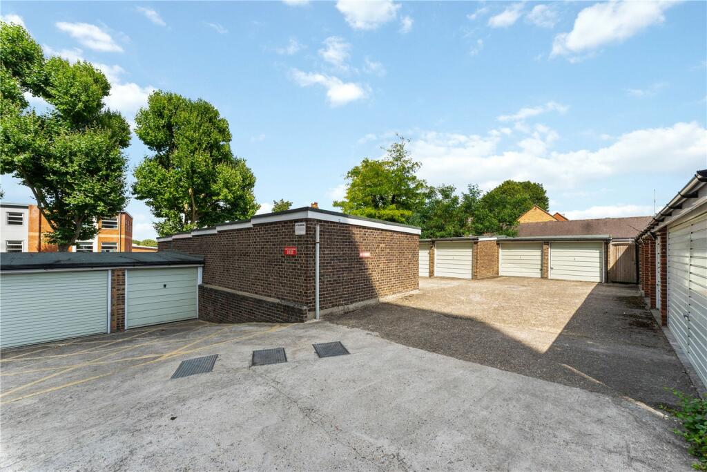 Flat Greyhound Road in Greater London
