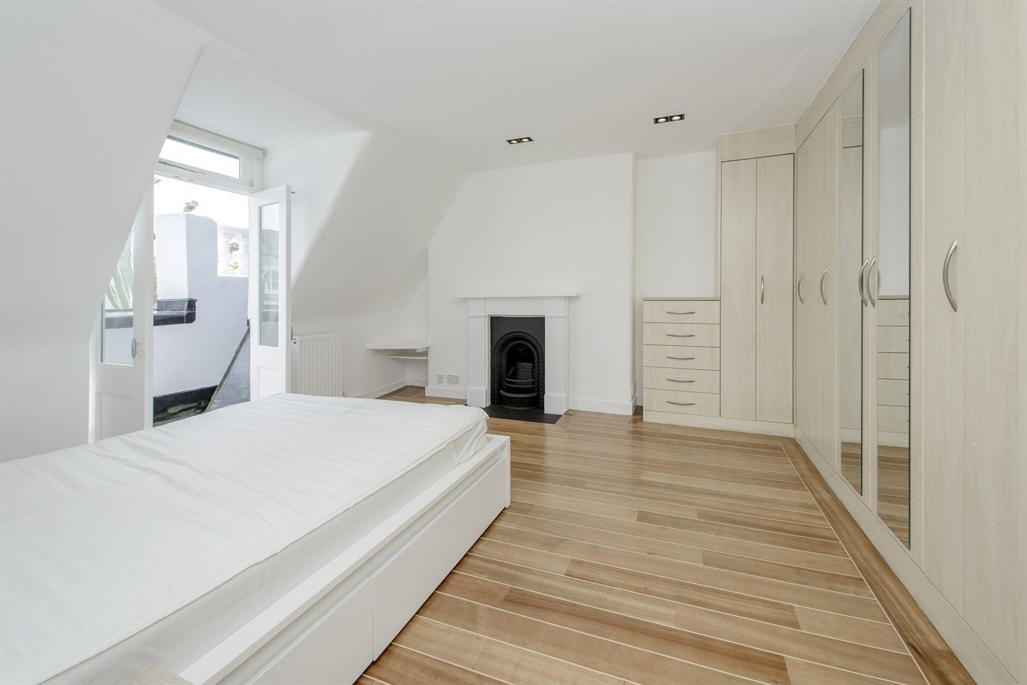 Flat Marloes Road in Greater London