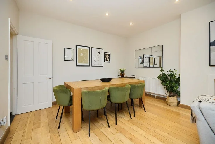 Flat Holland Road in Greater London