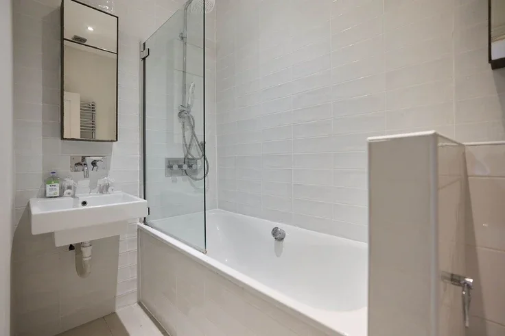 Flat Holland Road in Greater London
