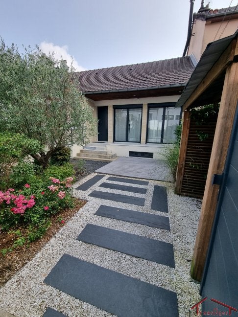 House Rue Montesquieu in Saclay