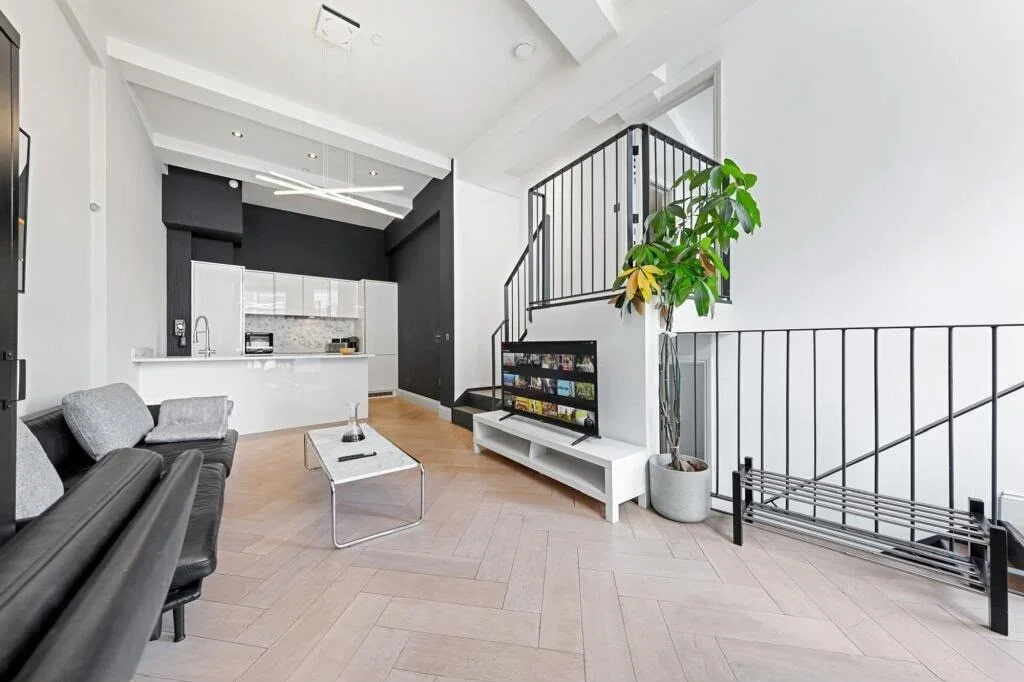 Flat Crabtree Lane in Greater London