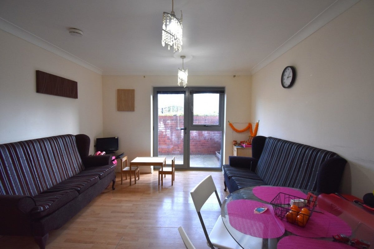 Flat Drapers Field in Coventry