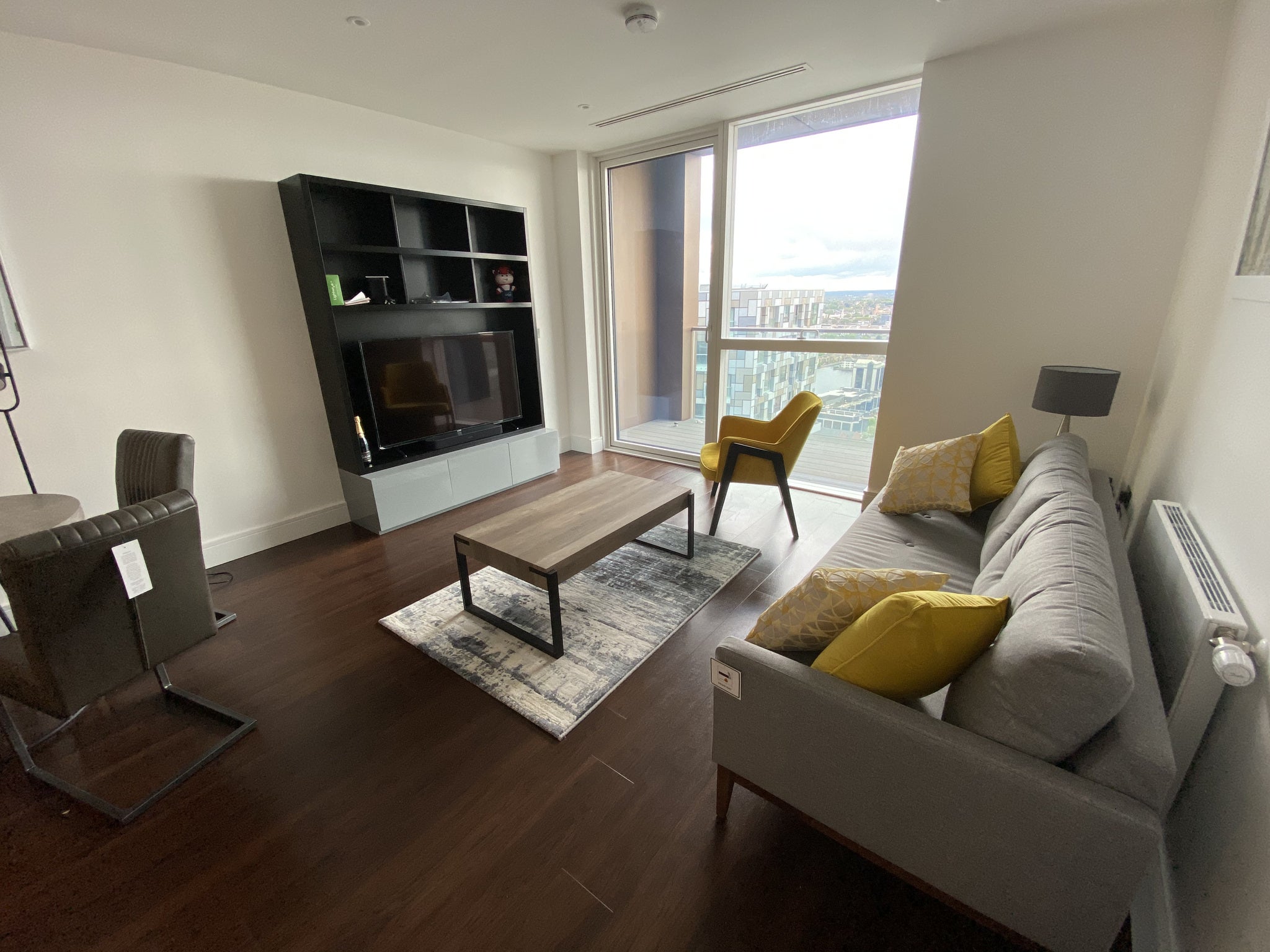 Flat Harbour Way in Greater London