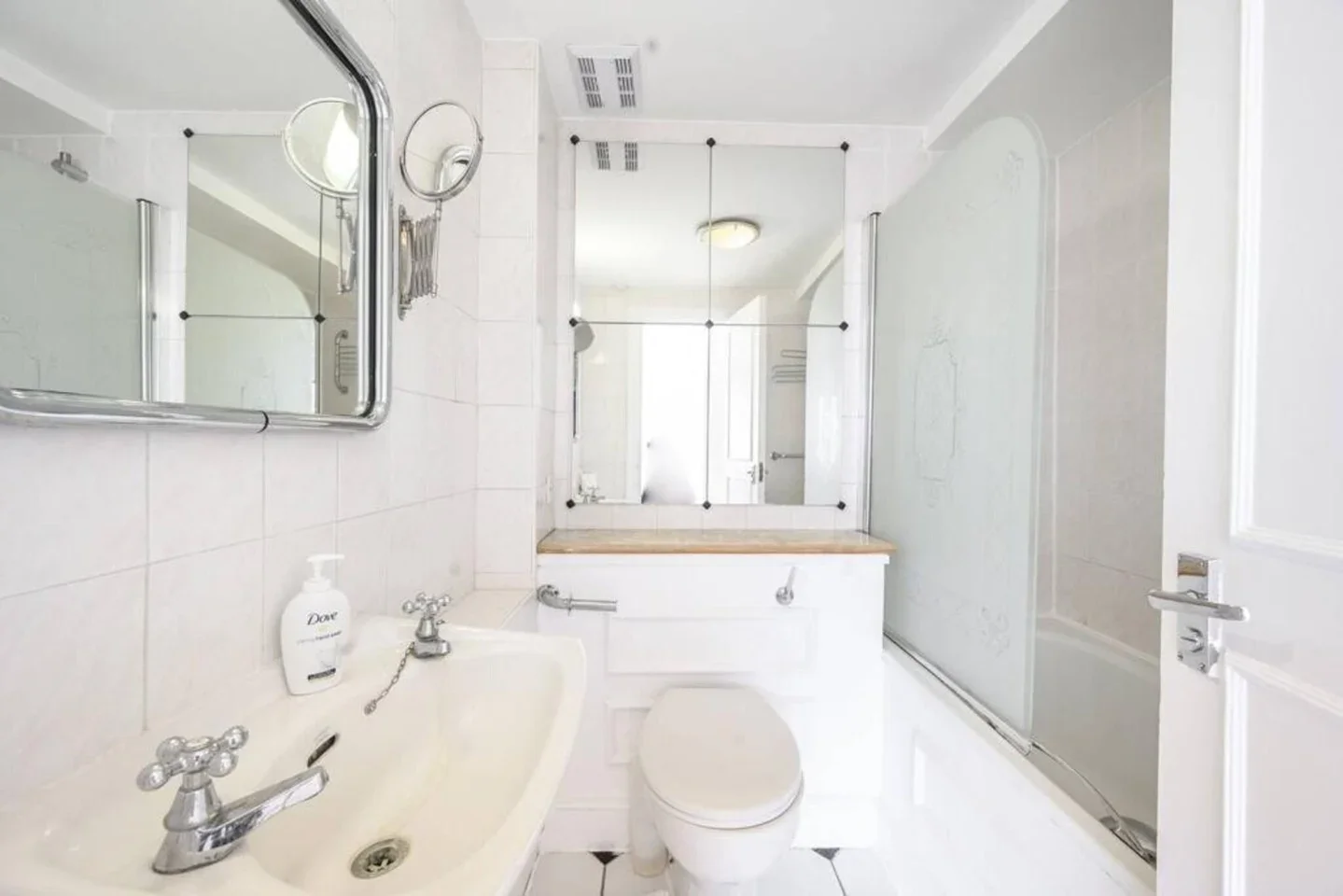 Flat Lucan Place in Greater London