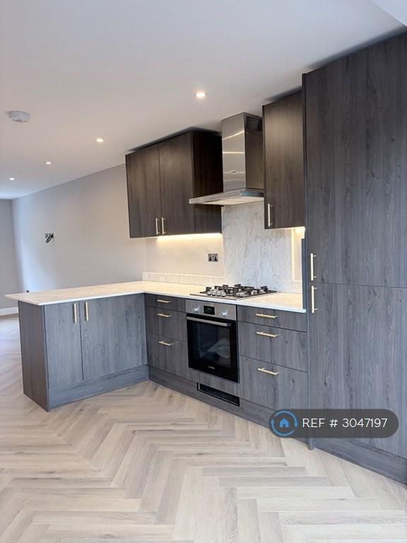 Flat Park Avenue North in Greater London