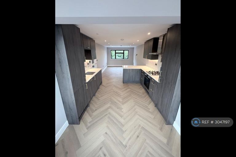 Flat Park Avenue North in Greater London
