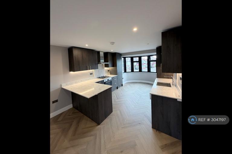 Flat Park Avenue North in Greater London