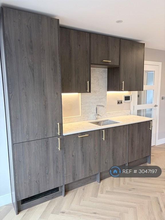 Flat Park Avenue North in Greater London