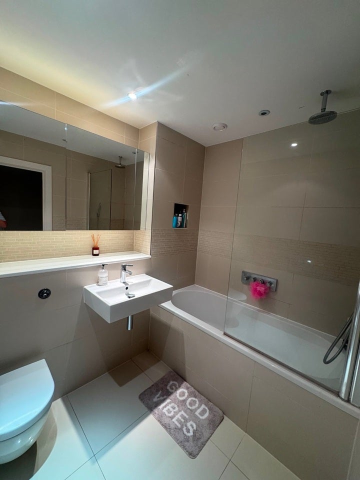 Flat Pump House Crescent in Greater London