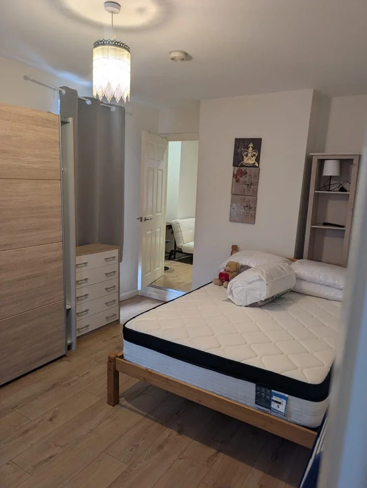 Flat Parvis Road in Woking