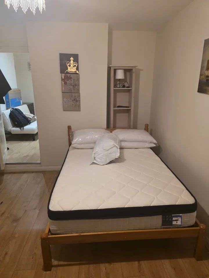 Flat Parvis Road in Woking