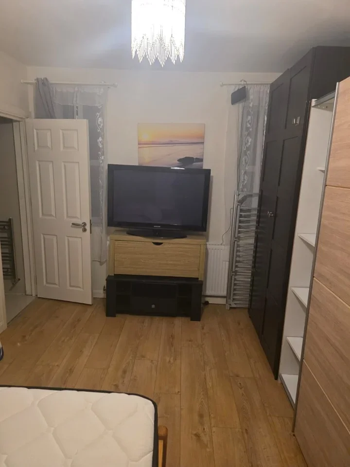 Flat Parvis Road in Woking