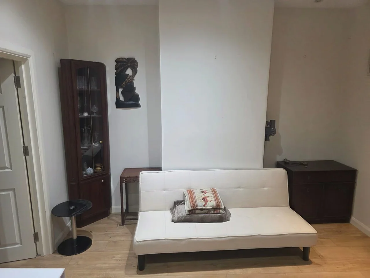 Flat Parvis Road in Woking