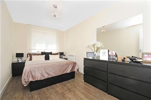 Flat Schoolgate Drive in Greater London
