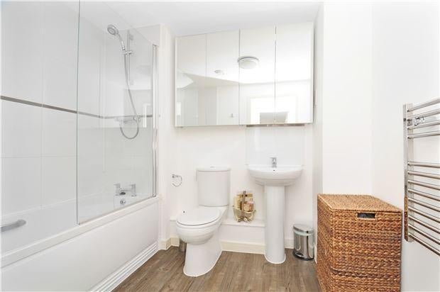 Flat Schoolgate Drive in Greater London