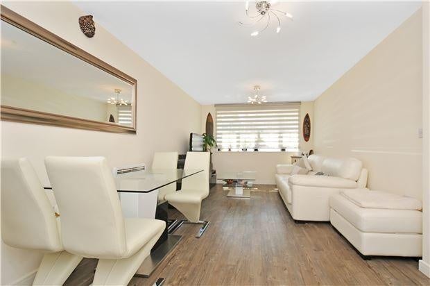 Flat Schoolgate Drive in Greater London